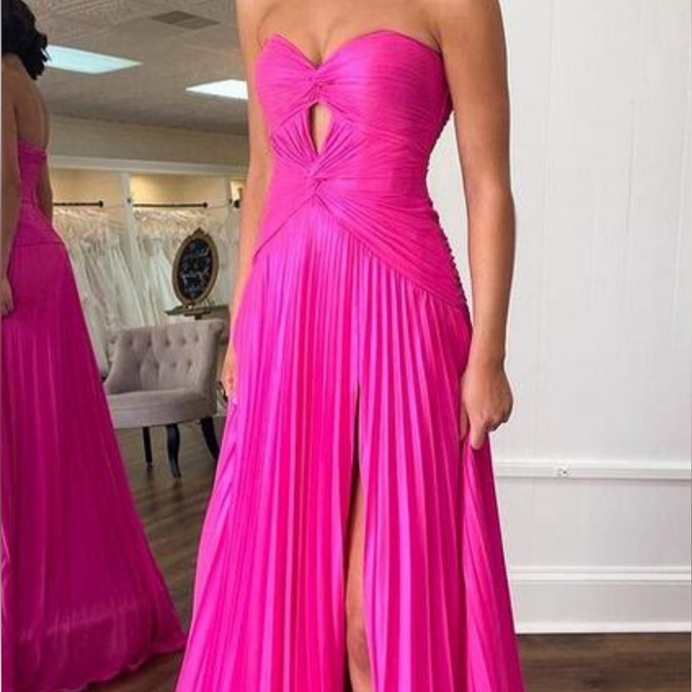 size 4 beautiful prom dress that didnt fit me!!! amazing quality